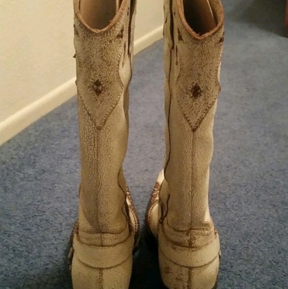 Boots - Picture 4 of 5